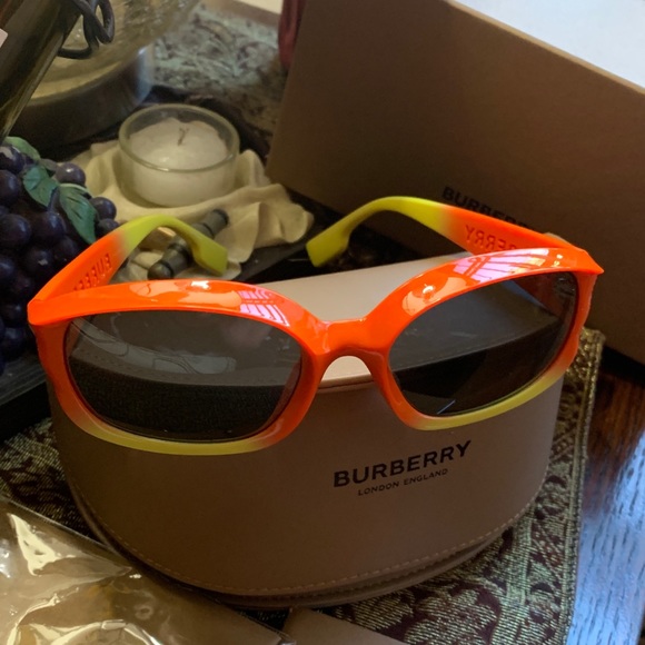 Authentic BURBERRY 56mm oval acetate UNISEX-sunglasses - Picture 3 of 13